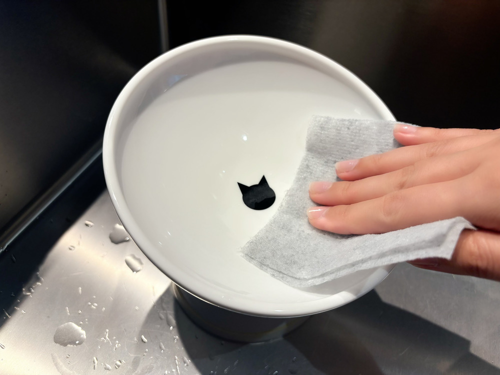 スクラブクロスで猫用の食器を洗った画像