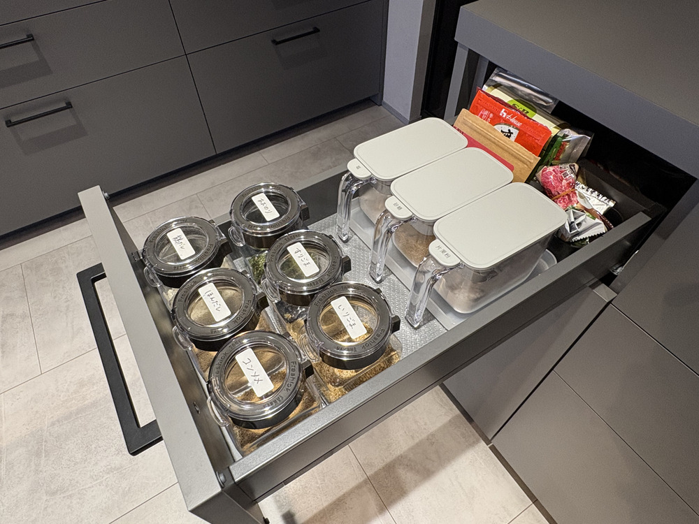 グラフテクト収納にシンデレラフィットする調味料収納