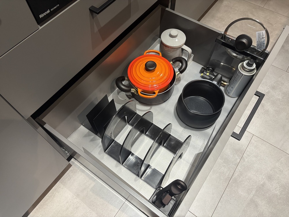 100均のブックスタンドを活用したフライパンや鍋の収納