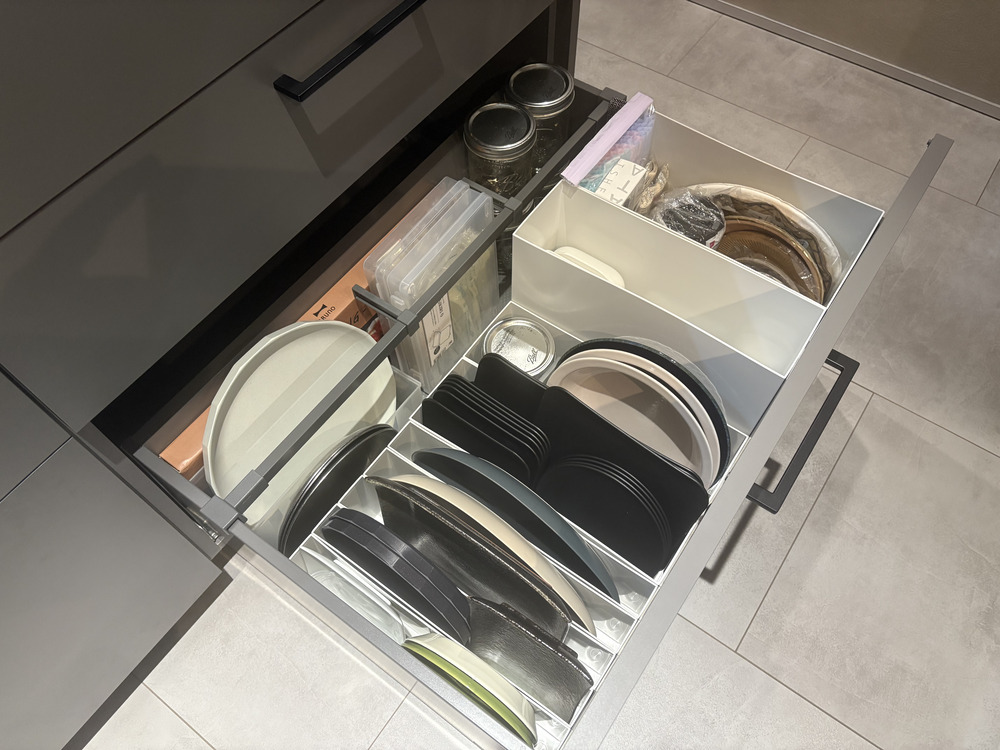 グラフテクト収納例（食器・大きなお皿）